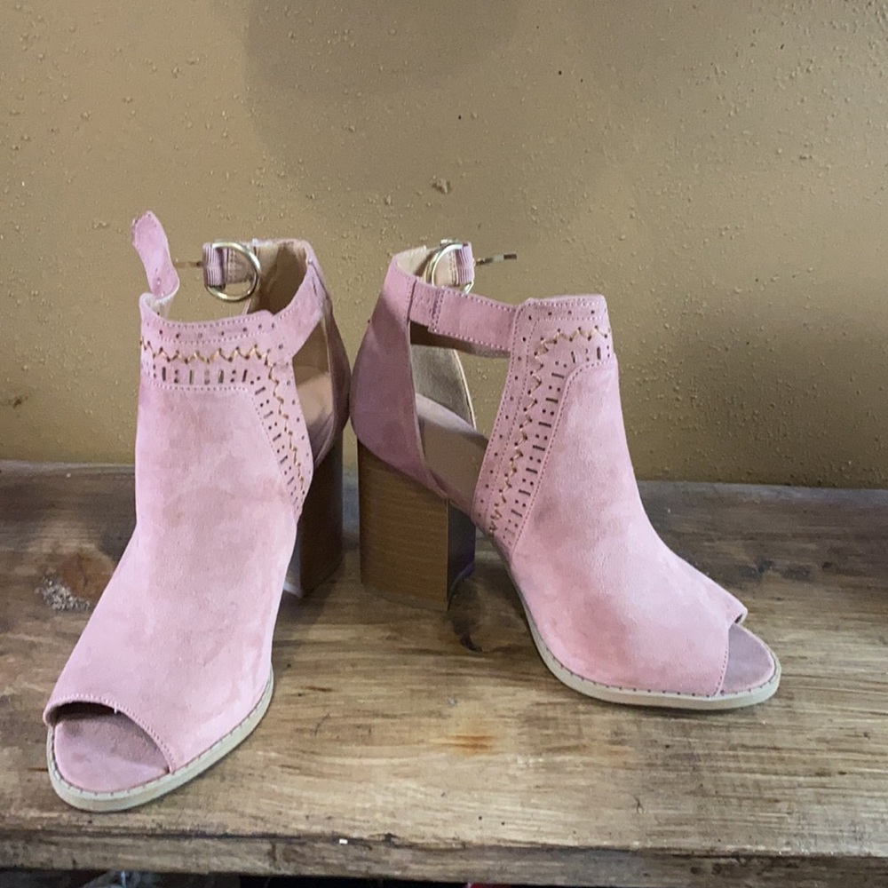 Heels - Picture 2 of 3